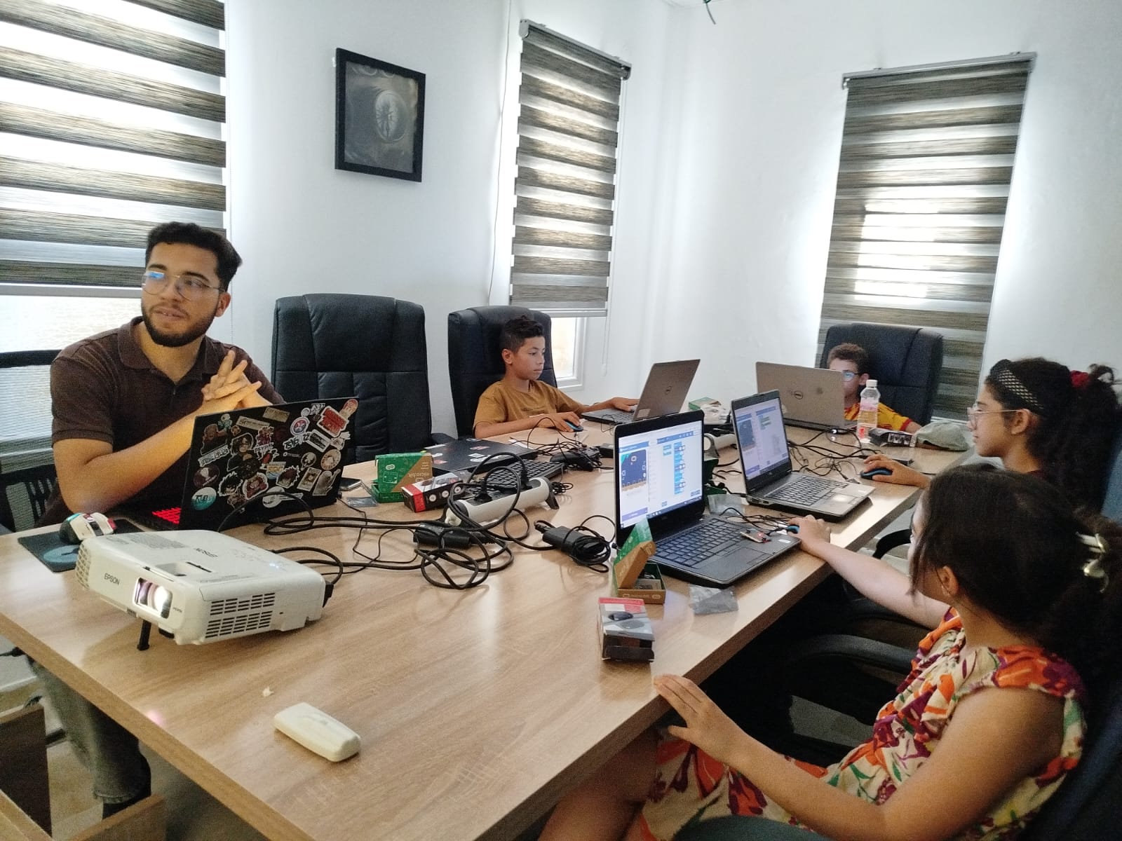 Groupe d'élèves en session de robotique avec leur formateur