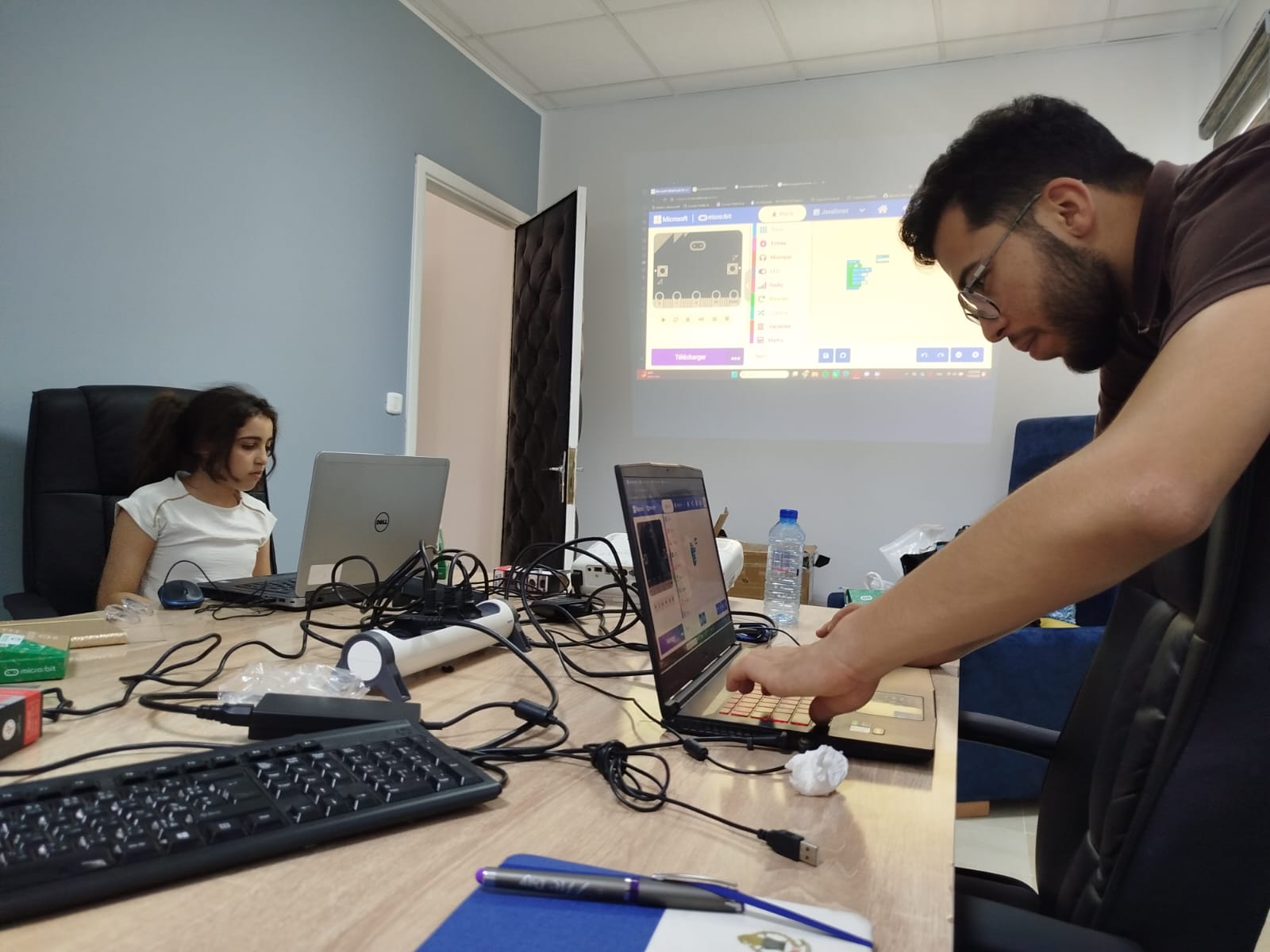 Formateur accompagnant des élèves sur micro:bit