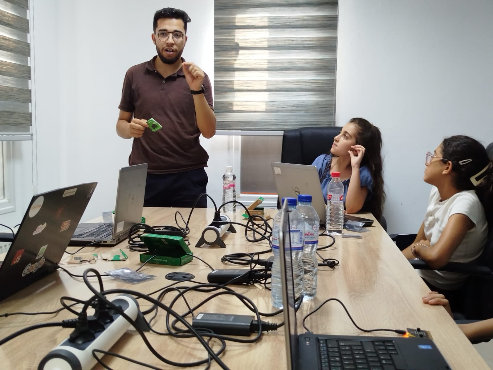 Formateur présentant un projet micro:bit aux élèves