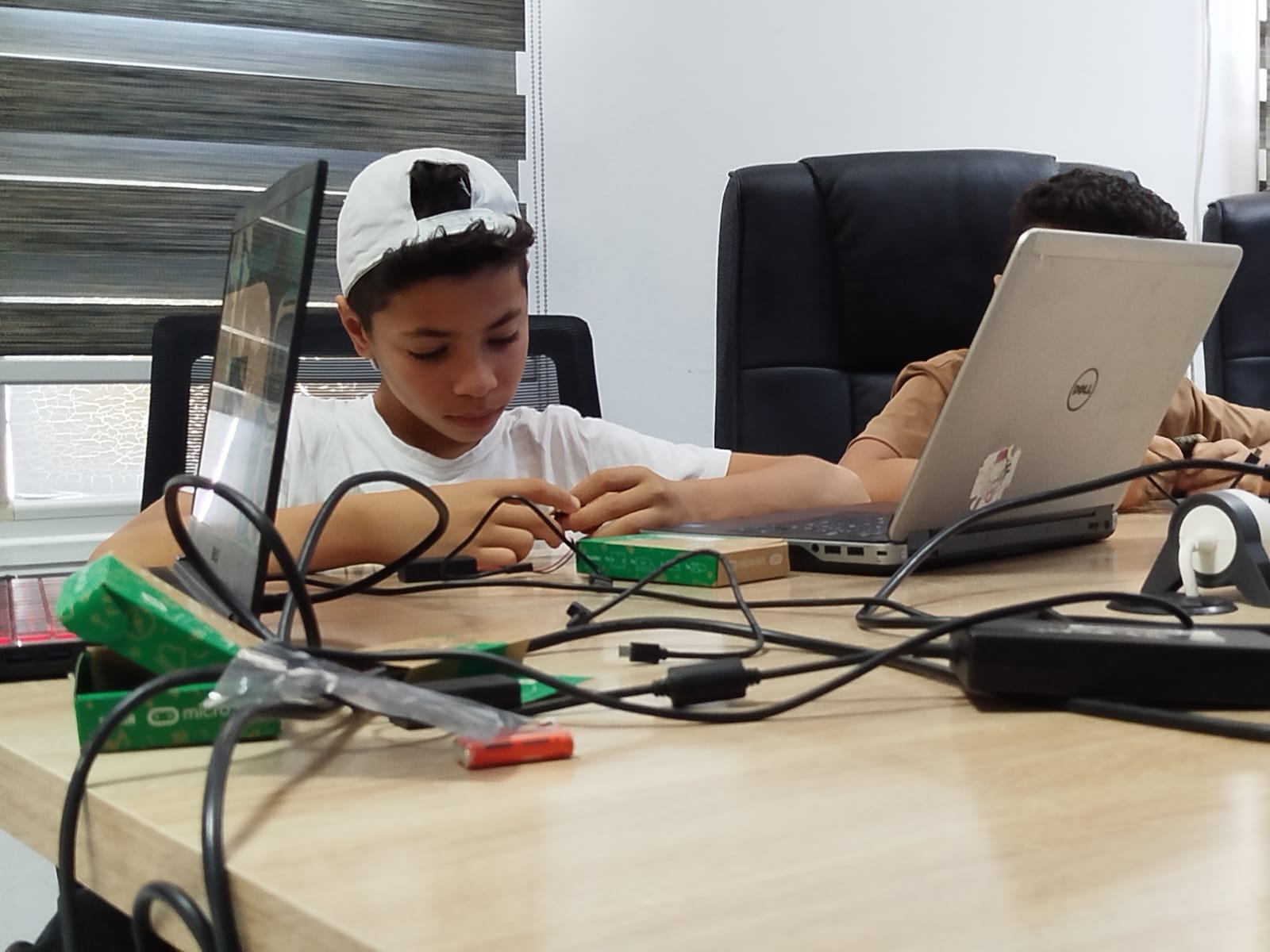 Élèves assemblant leur montage électronique